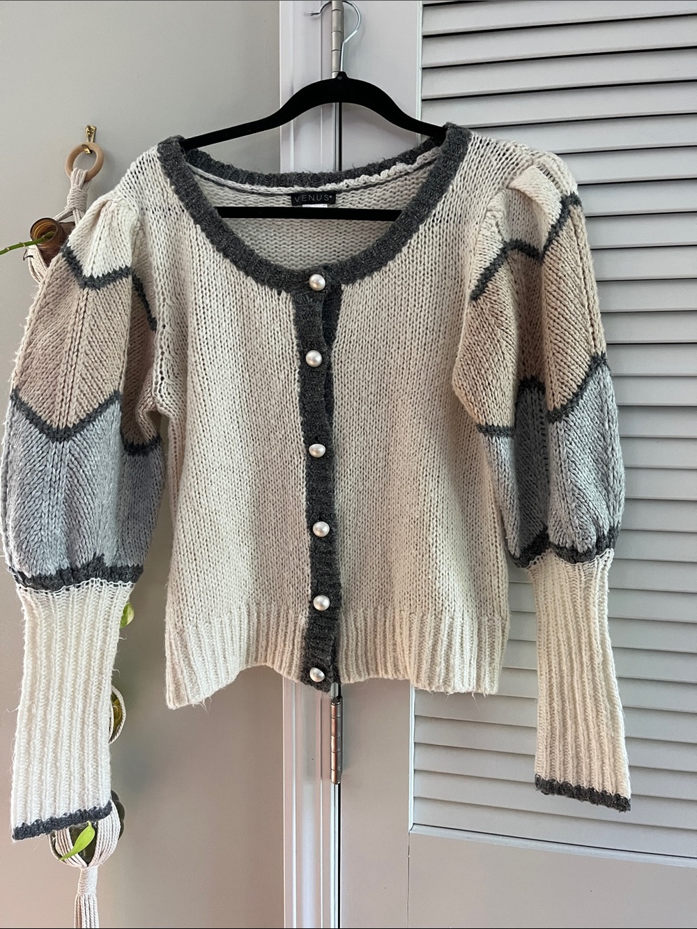VENUS Cream and Gray Pearl-Button Knit Cardigan